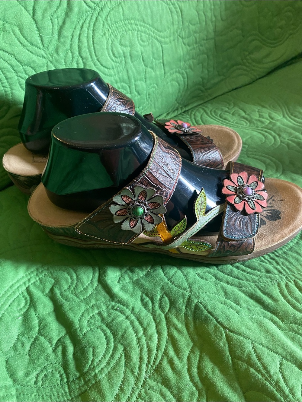 L'ARTISTE
Script Floral Embossed Leather Wedge Sandals